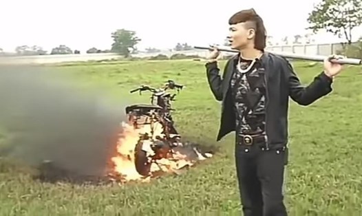 Hình ảnh Khá Bảnh đốt chiếc xe máy ở Từ Sơn. Ảnh: YouTube. 