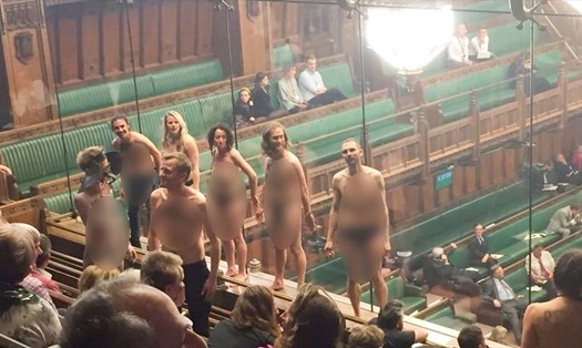 Những người biểu tình gần như khỏa thân trong phòng họp ở Hạ viện Anh. Ảnh: Twitter