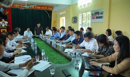 Bộ trưởng Phùng Xuân Nhạ chỉ đạo cuộc họp sáng 31.3. Ảnh: BGD
