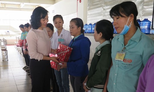 Bà Huỳnh Thị Phúc - Phó Chủ tịch LĐLĐ tỉnh Bà Rịa - Vũng Tàu trao quà cho CNLĐ. Ảnh: N.V