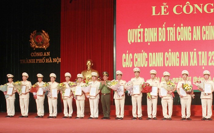 Trung tướng Đoàn Duy Khương trao Quyết định cho các đồng chí đảm nhiệm chức danh Công an xã