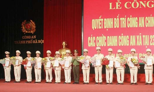 Trung tướng Đoàn Duy Khương trao Quyết định cho các đồng chí đảm nhiệm chức danh Công an xã