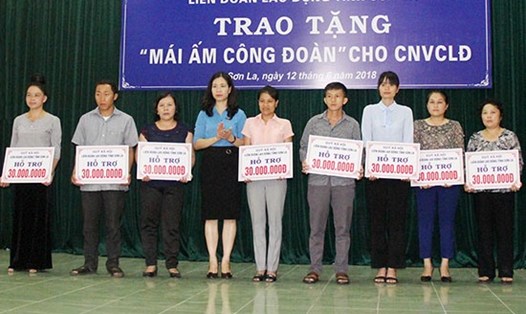 LĐLĐ tỉnh Sơn La tặng "Mái ấm công đoàn" cho đoàn viên khó khăn.
