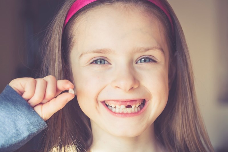Những bệnh lý liên quan đến việc nhổ răng sữa và tác động của nó đến quá trình phát triển của trẻ là gì?
