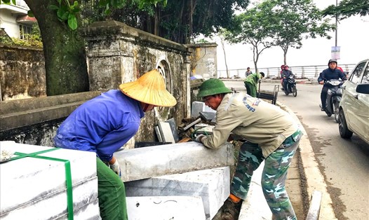Hơn 1 tháng nay, gạch ốp vỉa hè trên phố Trích Sài (quận Tây Hồ, Hà Nội) bắt đầu được thay thế bằng gạch bê tông bọt CLC hay còn gọi là gạch vân đá.