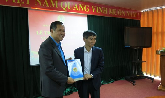 Phó Chủ tịch Tổng LĐLĐVN Trần Văn Thuật (phải) trao quyết định bổ nhiệm Trưởng ban Tài chính Tổng LĐLĐVN cho đồng chí Nguyễn Minh Dũng.