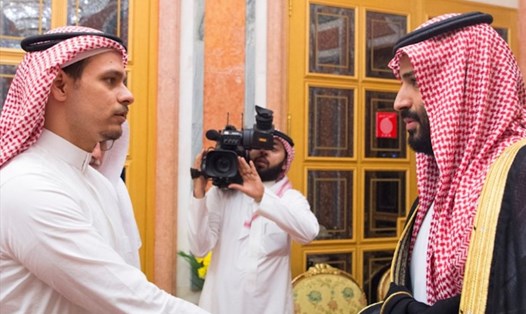 Thái tử Saudi Arabia Mohammad bin Salman gặp con trai nhà báo Jamal Khashoggi. Ảnh: SPA