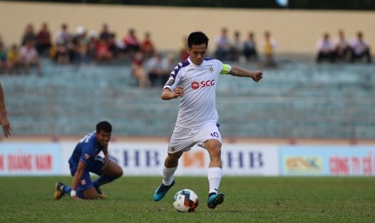 Đội trưởng Văn Quyết sút hỏng quả phạt 11m khiến CLB Hà Nội thua đau Yangon United ngay trên sân nhà. Ảnh: VPF
