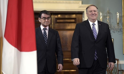 Ngoại trưởng Mỹ Mike Pompeo (phải) và Ngoại trưởng Nhật Bản Taro Kono. Ảnh: AP. 