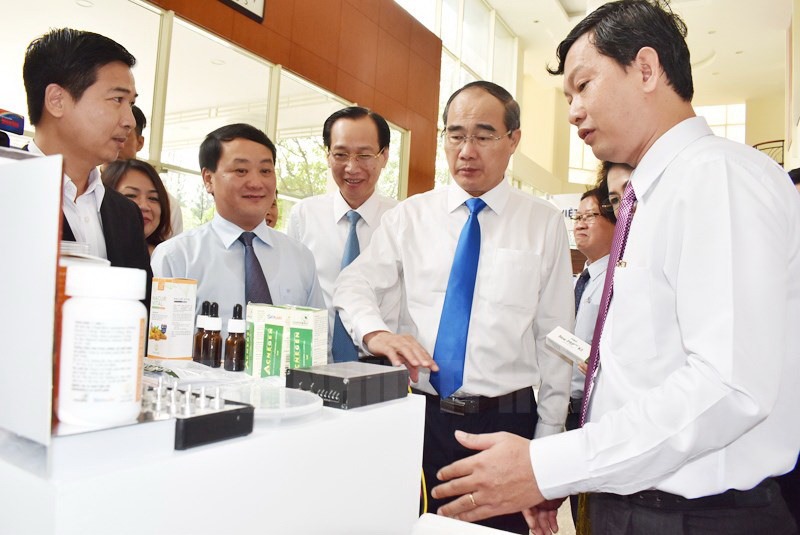 Bí thư Thành ủy TPHCM Nguyễn Thiện Nhân (thứ 2 từ phải qua) tham quan các gian hàng trưng bày sản phẩm hàng Việt tại hội nghị.