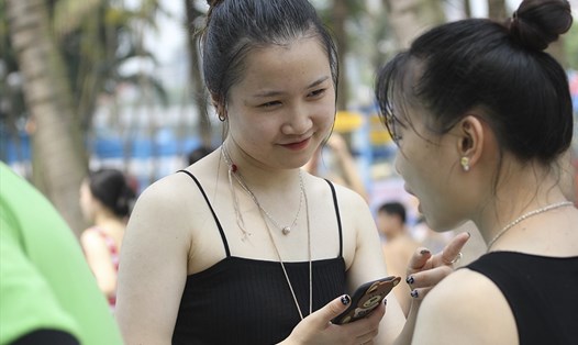 Nhiều bạn trẻ tới công viên nước nô đùa, vui chơi.