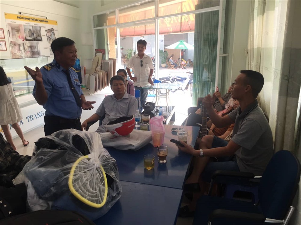 Người dân mang đồ đạc lên Chi nhánh Công ty Hoàng Quân để ở vì chờ "dài cổ" vẫn không được bàn giao nhà đúng hạn. Ảnh: PV