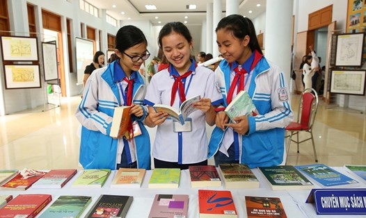 Học sinh hứng thú tham dự Ngày Sách ở Ninh Bình. 