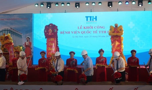 Phó Thủ tướng Vương Đình Huệ cùng tham gia nghi thức động thổ khởi công Bệnh viện Quốc tế TTH Hà Tĩnh. 