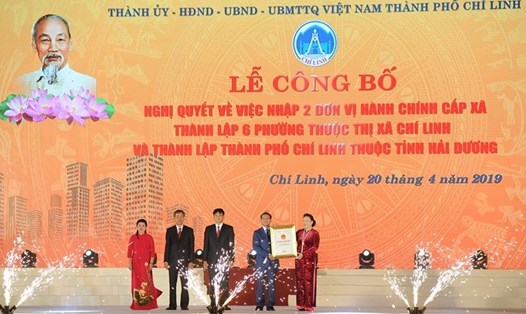 Đồng chí Nguyễn Thị Kim Ngân - Chủ tịch Quốc hội trao Nghị quyết thành lập TP.Chí Linh cho Đảng bộ, Chính quyền và nhân dân TP.Chí Linh.
