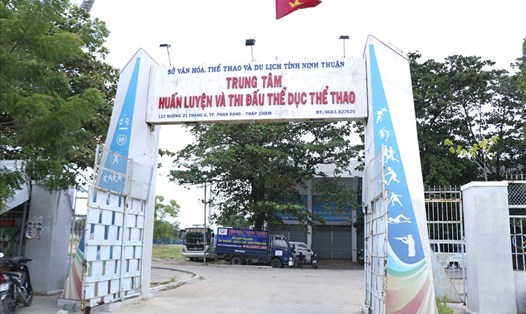 Trung tâm Huấn huyện và Thi đấu TDTT tỉnh Ninh Thuận trở thành bến đậu của xe khách Hoàng Anh.
