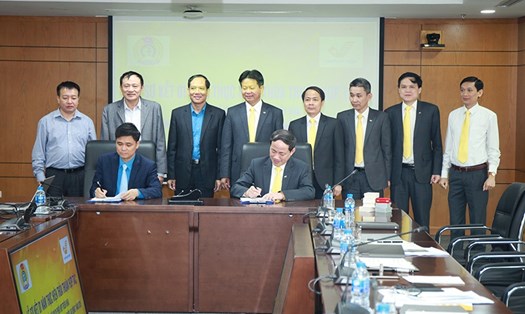 Chủ tịch HĐTV Phạm Anh Tuấn và Phó Chủ tịch Ngọ Duy Hiểu ký kế hoạch phối hợp giữa Bưu điện Việt Nam và Tổng Liên đoàn Lao động Việt Nam năm 2019 
