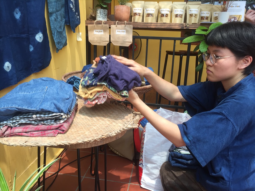 Bùi Bảo Trang sinh năm 1993  từng có quãng thời gian dài hơn 1 tháng sống cùng đồng bào Mông để tìm hiểu về cách dệt vải và nhuộm vải. Chia sẻ về những khó khăn khi bắt đầu công việc, Trang cho biết: "Người Mông dệt vải và nhuộm theo kinh nghiệm truyền truyền thống, do đó công thức không có tính định lượng, việc rào cản về ngôn ngữ cũng khiến việc học trở nên khó khăn hơn. 