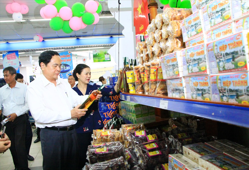 Chủ tịch UBTW MTTQ Việt Nam Trần Thanh Mẫn cùng đoàn công tác khảo sát việc bán sản phẩm hàng Việt tại Siêu thị Co.op Mart Phan Thiết. Ảnh: PV