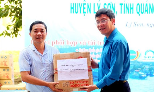 Ông Vũ Minh Đức, Chủ tịch Công đoàn Giáo dục Việt Nam tặng quà cho Trung tâm Y tế Quân dân Y Lý Sơn.