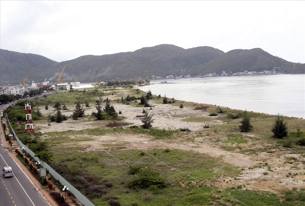 Khu lấn biển khu vực Mũi Tấn lúc chưa được dọn sạch sẽ.