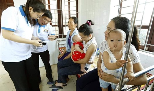 Các trẻ theo dõi sau tiêm vaccine. Ảnh: Dương Ngọc
