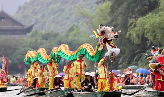 Hàng trăm chiếc thuyền rước nước, rước kiệu, rước rồng trên sông Tràng An.