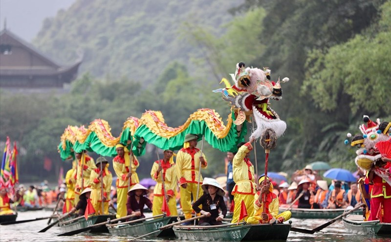 Hàng trăm chiếc thuyền rước nước, rước kiệu, rước rồng trên sông Tràng An.