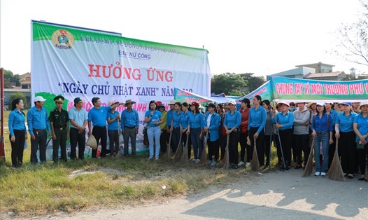 Hơn 200 nữ đoàn viên LĐLĐ huyện Phú Vang (Thừa Thiên - Huế) ra quân lượm rác tại bờ phá Tam Giang. Ảnh: PĐ.