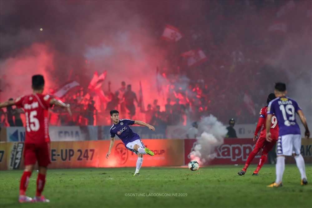 Khoảnh khắc các cầu thủ thi đấu trong bầu không khí rực lửa tại Hàng Đẫy. 