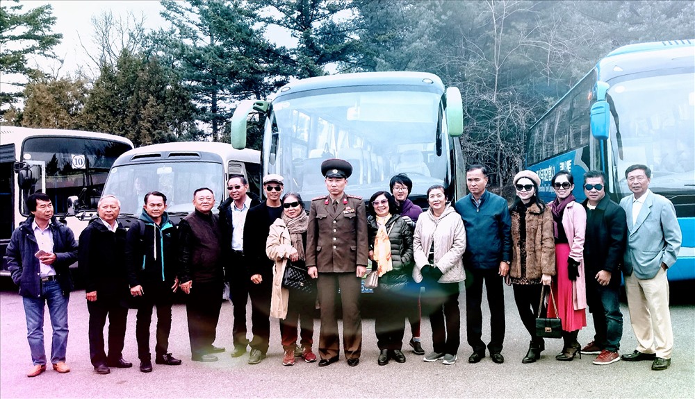 Đoàn du khách Viêt Nam chụp ảnh lưu niệm tại Khu phi quân sự DMZ