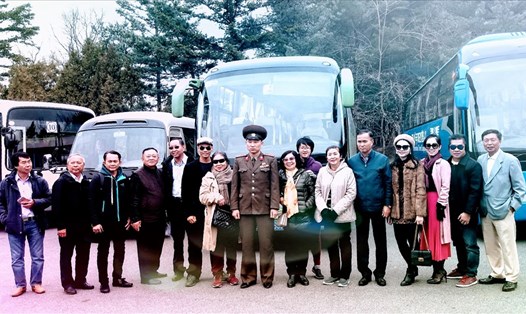 Đoàn du khách Viêt Nam chụp ảnh lưu niệm tại Khu phi quân sự DMZ