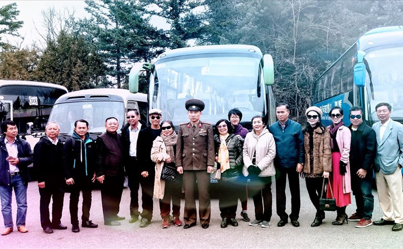 Đoàn du khách Viêt Nam chụp ảnh lưu niệm tại Khu phi quân sự DMZ