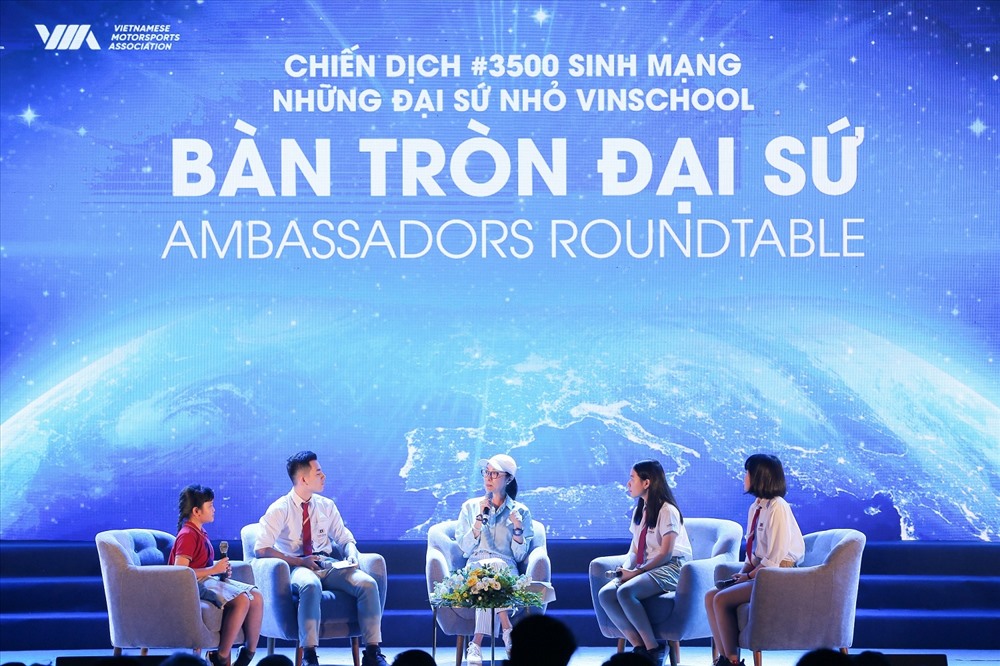 Các “Đại sứ nhỏ” Vinschool tự tin dẫn dắt và tham gia đối thoại bàn tròn bằng tiếng Anh với Ngôi sao điện ảnh Dương Tử Quỳnh trong chương trình. 