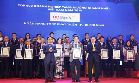 Ngân hàng TMCP Phát triển TP.Hồ Chí Minh (HDBank) vừa được Vietnam Report (VNR) đánh giá nằm trong Top 5 Ngân hàng có tốc độ tăng trưởng nhanh nhất 2019 và Top 50 doanh nghiệp tăng trưởng xuất sắc nhất năm 2019.
