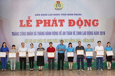 Lễ phát động Tháng Công nhân năm 2019 do LĐLĐ tỉnh Bình Phước tổ chức ngày 21.4.2019. Ảnh: S.H