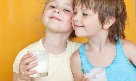 Uống sữa đầy đủ có lợi cho sự phát triển của trẻ.(Ảnh minh họa)