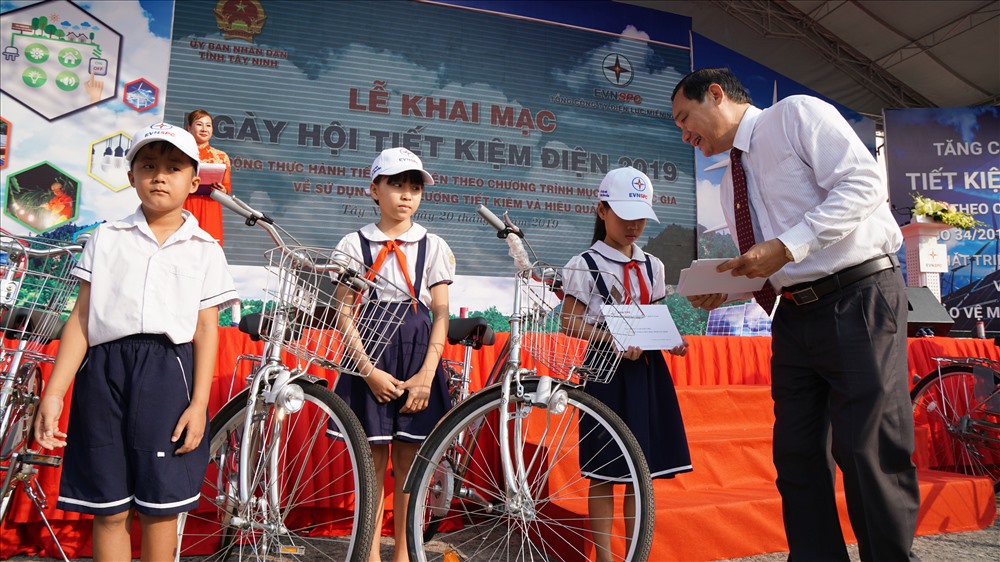 Chủ tịch HĐTV EVNSPC Nguyễn Văn Hợp trao tặng xe đạp và học bổng cho các học sinh nghèo, hiếu học tỉnh Tây Ninh tại Ngày hội Tiết kiệm điện 2019