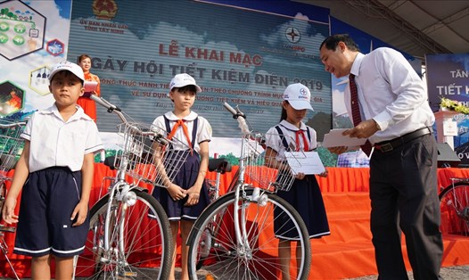 Chủ tịch HĐTV EVNSPC Nguyễn Văn Hợp trao tặng xe đạp và học bổng cho các học sinh nghèo, hiếu học tỉnh Tây Ninh tại Ngày hội Tiết kiệm điện 2019