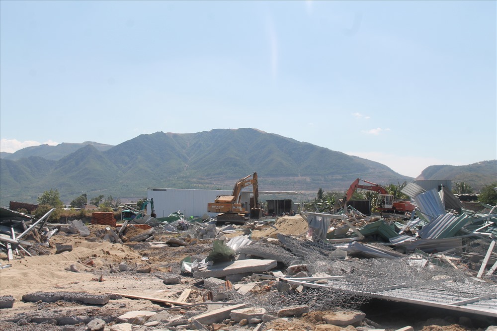 Những ngôi nhà bị tháo dỡ chủ yếu làm bằng tôn, khung sắt tạm bợ. Ảnh: PV