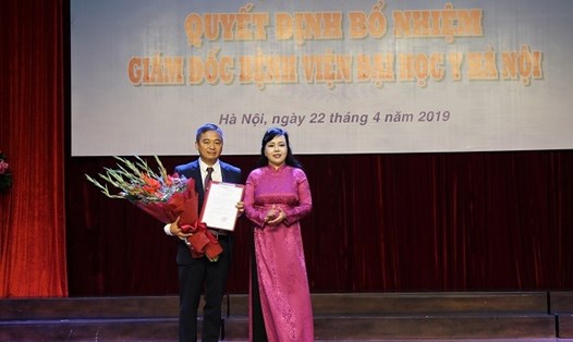 PGS Nguyễn Lân Hiếu nhận quyết định bổ nhiệm.