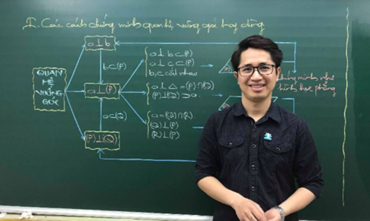 Thầy Nguyễn Thanh Tùng hướng dẫn học sinh ôn thi THPT quốc gia.