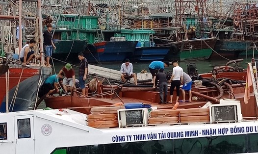 Một tàu khách du lịch của Cty TNHH Quang Minh tự đắm tại cảng Cái Rồng. Ảnh: N.H
