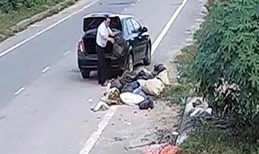 Đối tượng vứt rác bừa xuống đường bị phạt 3 triệu đồng (ảnh từ camera an ninh).