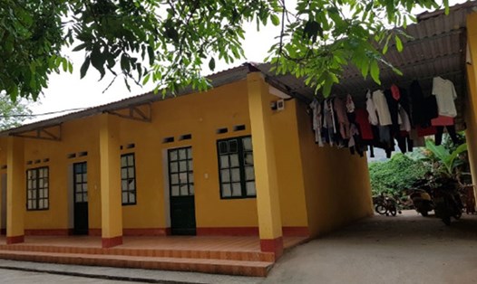 Phòng ở, chỗ để xe, đồng thời chỗ treo quần áo của giáo viên Trường THPT số 3 huyện Văn Bàn (Lào Cai). Ảnh: P.V