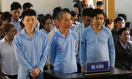 Bị cáo Chu Ngọc Hải (bên trái ảnh - PV) cùng các cán bộ nguyên là lãnh đạo Agribank Krông Bông tại tòa.
