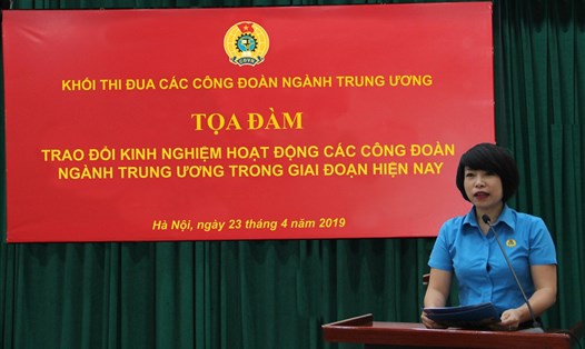 Đồng chí Nguyễn Thị Thủy Lệ, Chủ tịch Công đoàn Xây dựng Việt Nam (Khối trưởng) phát biểu khai mạc tọa đàm.