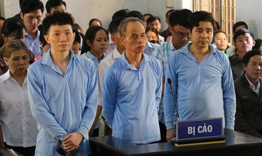 Chu Ngọc Hải (bên trái ảnh - PV) trong phiên xét xử sáng 23.4.