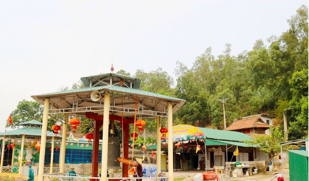 Chùa Phổ Nghiêm còn được gọi là chùa Trung Kiên hay Hoàng Lao. Chùa tọa lạc ở núi Chùa, xã Nghi Thiết, Nghi Lộc. Theo các tài liệu và văn bia của làng, chùa được xây dựng vào năm1690, đã qua nhiều lần trùng tu tôn tạo và đã được Nhà nước xếp hạng Di tích Lịch sử văn hóa cấp Quốc gia năm 1992. Hiện tai bên ngoài khuôn viên của chùa đang thi công một số hạng mục nhằm trùng tu, lưu giữ lại những nét đặc sắc của chùa. Ảnh: Dũng Chinh. 