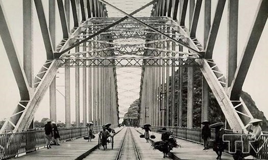 Cầu Hàm Rồng thời mới xây dựng. Ảnh của nhà sưu tầm Nguyễn Hữu Ngôn. 
